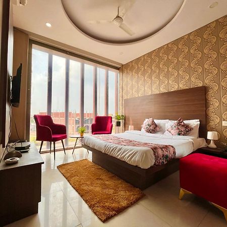 Hotel The Pearl Grand - Top Rated ! Most Awarded ! Parking ! Lift ! Luxury Rooms ! Best Selling Zirakpur Ngoại thất bức ảnh