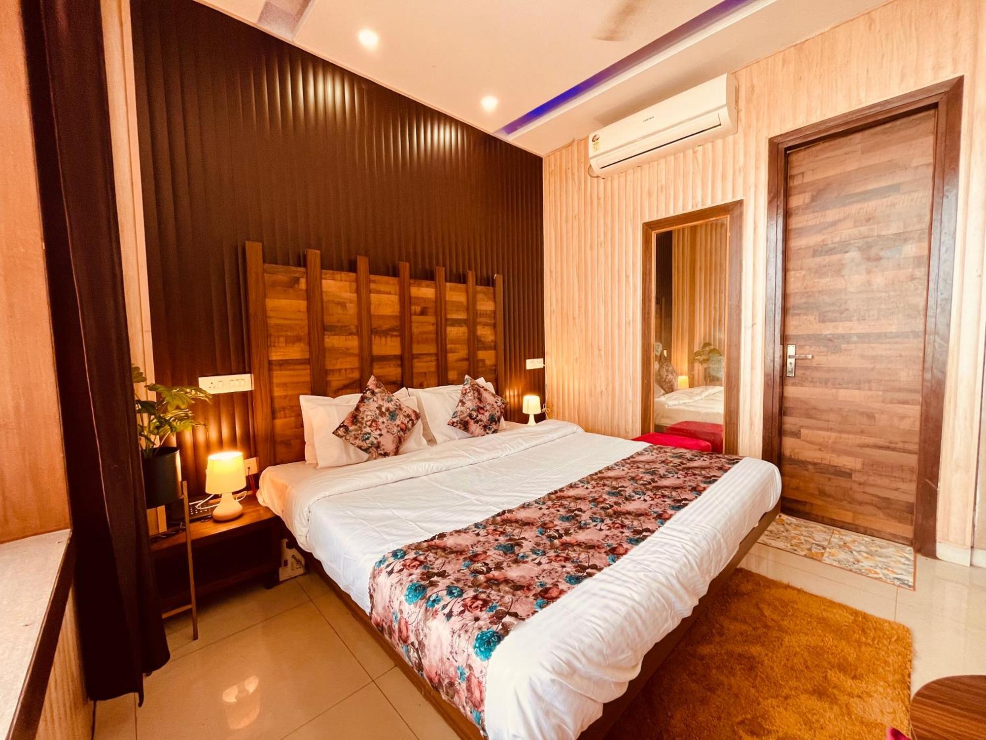 Hotel The Pearl Grand - Top Rated ! Most Awarded ! Parking ! Lift ! Luxury Rooms ! Best Selling Zirakpur Ngoại thất bức ảnh