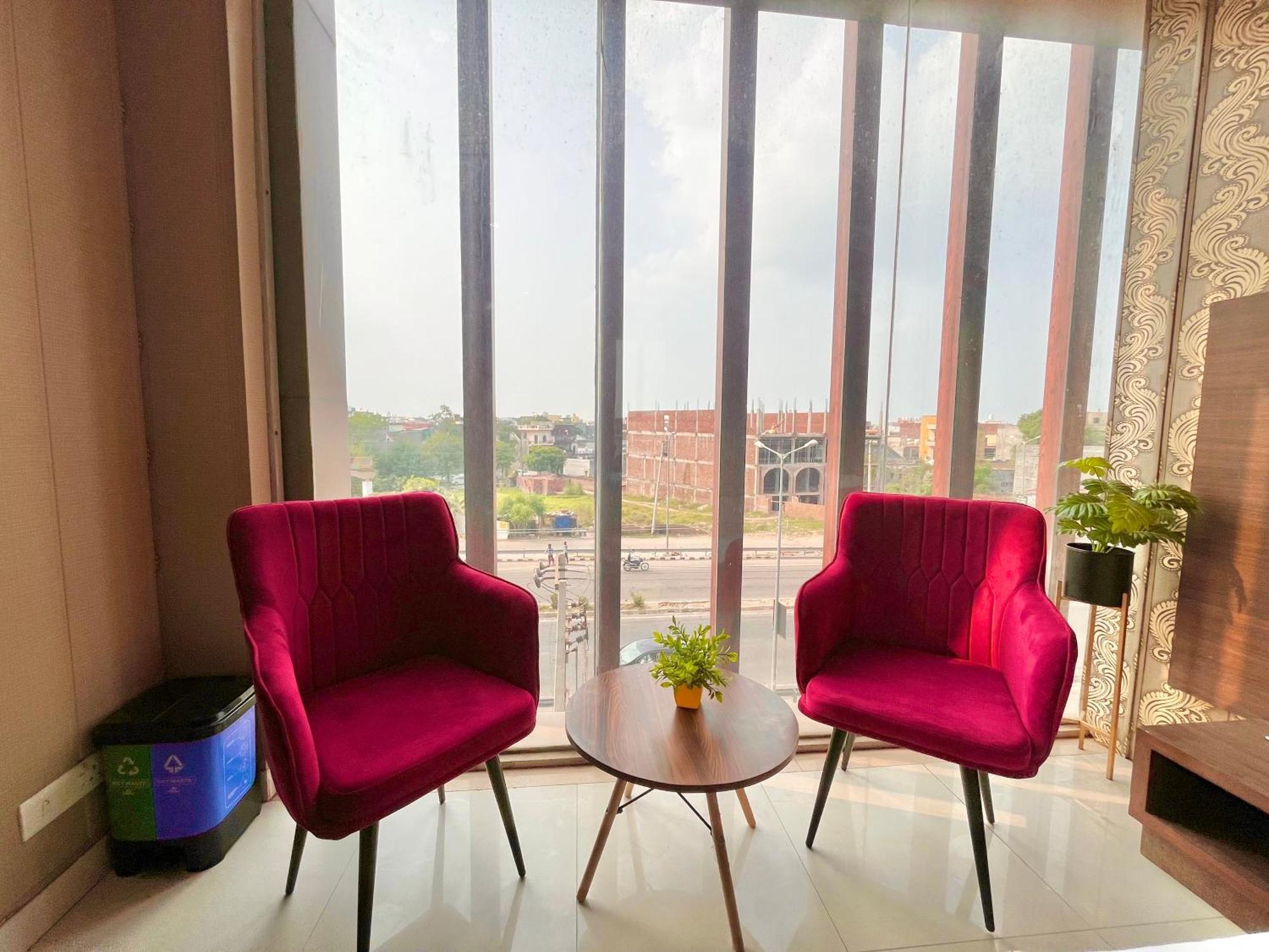 Hotel The Pearl Grand - Top Rated ! Most Awarded ! Parking ! Lift ! Luxury Rooms ! Best Selling Zirakpur Ngoại thất bức ảnh