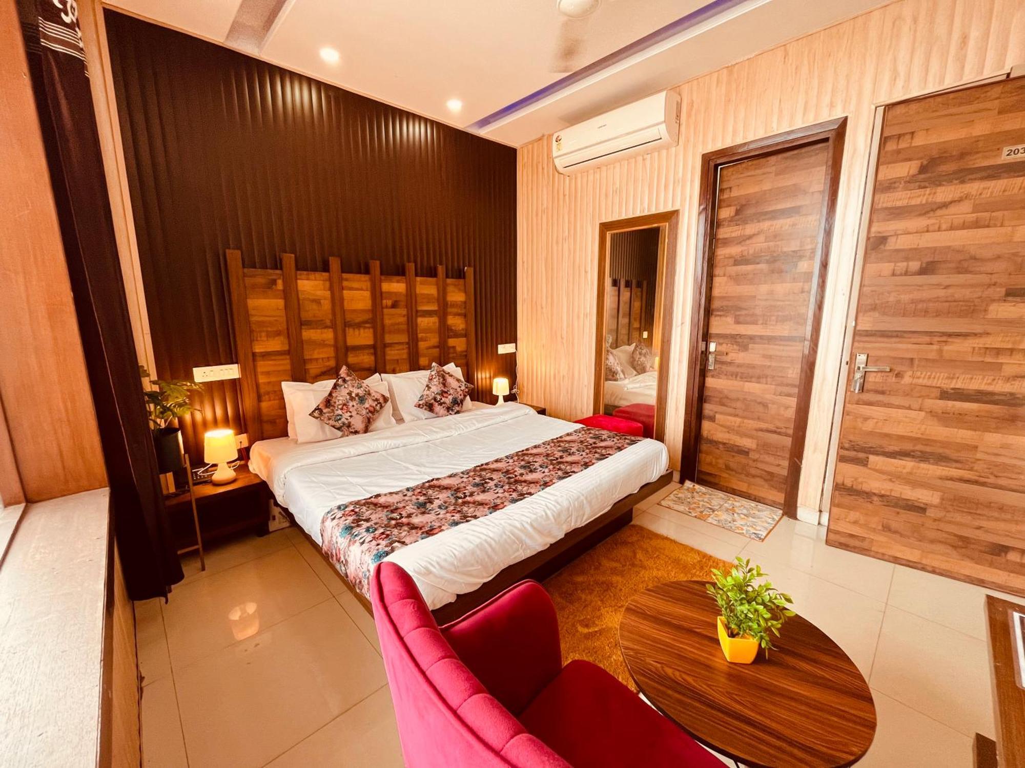 Hotel The Pearl Grand - Top Rated ! Most Awarded ! Parking ! Lift ! Luxury Rooms ! Best Selling Zirakpur Ngoại thất bức ảnh