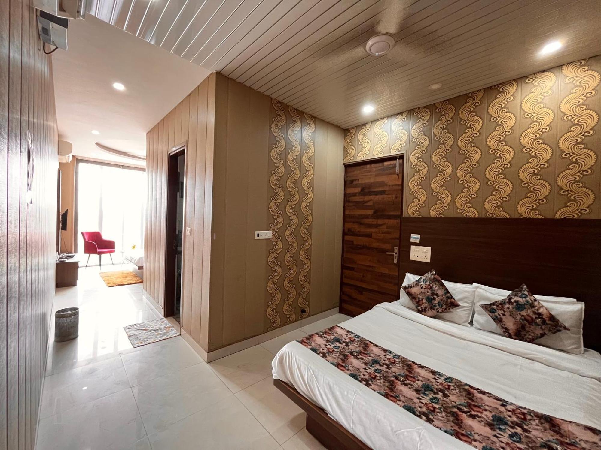 Hotel The Pearl Grand - Top Rated ! Most Awarded ! Parking ! Lift ! Luxury Rooms ! Best Selling Zirakpur Ngoại thất bức ảnh